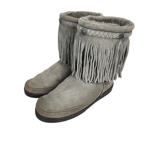 Minnetonka Gray Sheepskin Fur Lined Pug Boots Fringe Winter Moccasin Boot Size 7 - Picture 1 of 15